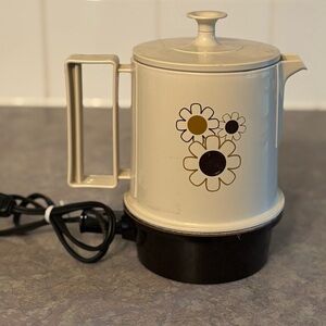 60's Daisy Plastic 5 Cup Insta-Pot Mini Tea Kettle - Cottage - Dorm - Office
